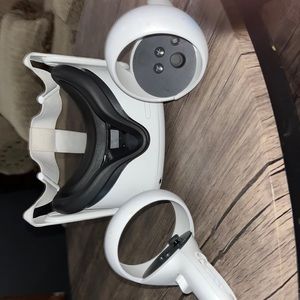 Hello my name is Damien Klein I am selling an vr missing 1 batterie coverd